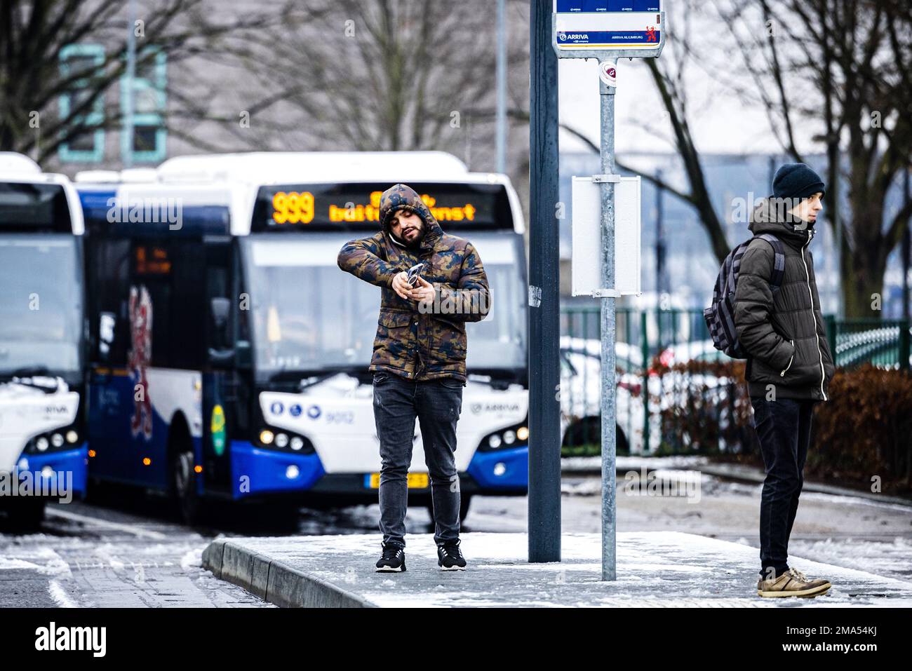 VENLO - les passagers de la gare routière de Venlo attendent en vain le bus. Des milliers de chauffeurs de bus, de conducteurs de train et de conducteurs de transport régional ont cessé de travailler après l'échec de la négociation collective. ANP ROB ENGELAR pays-bas sortie - belgique sortie Banque D'Images