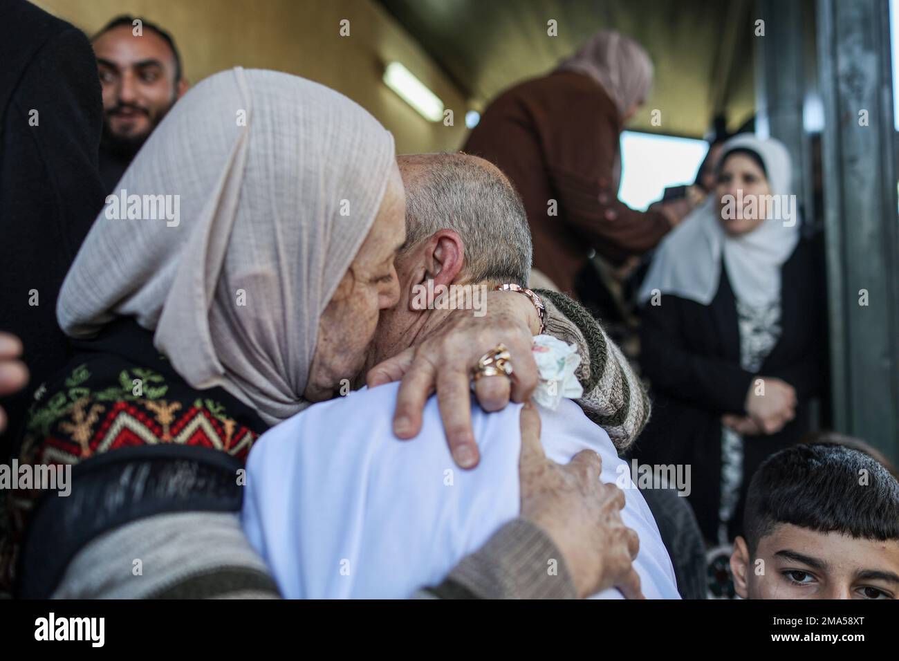 19 janvier 2023, Israël, AR'ara : le prisonnier palestinien Maher Younis (R) célèbre sa libération après 40 ans d'emprisonnement avec des parents et des membres de la famille alors qu'il rentre chez lui dans le village d'AR'ara. Photo: Ilia Yefimovich/dpa Banque D'Images