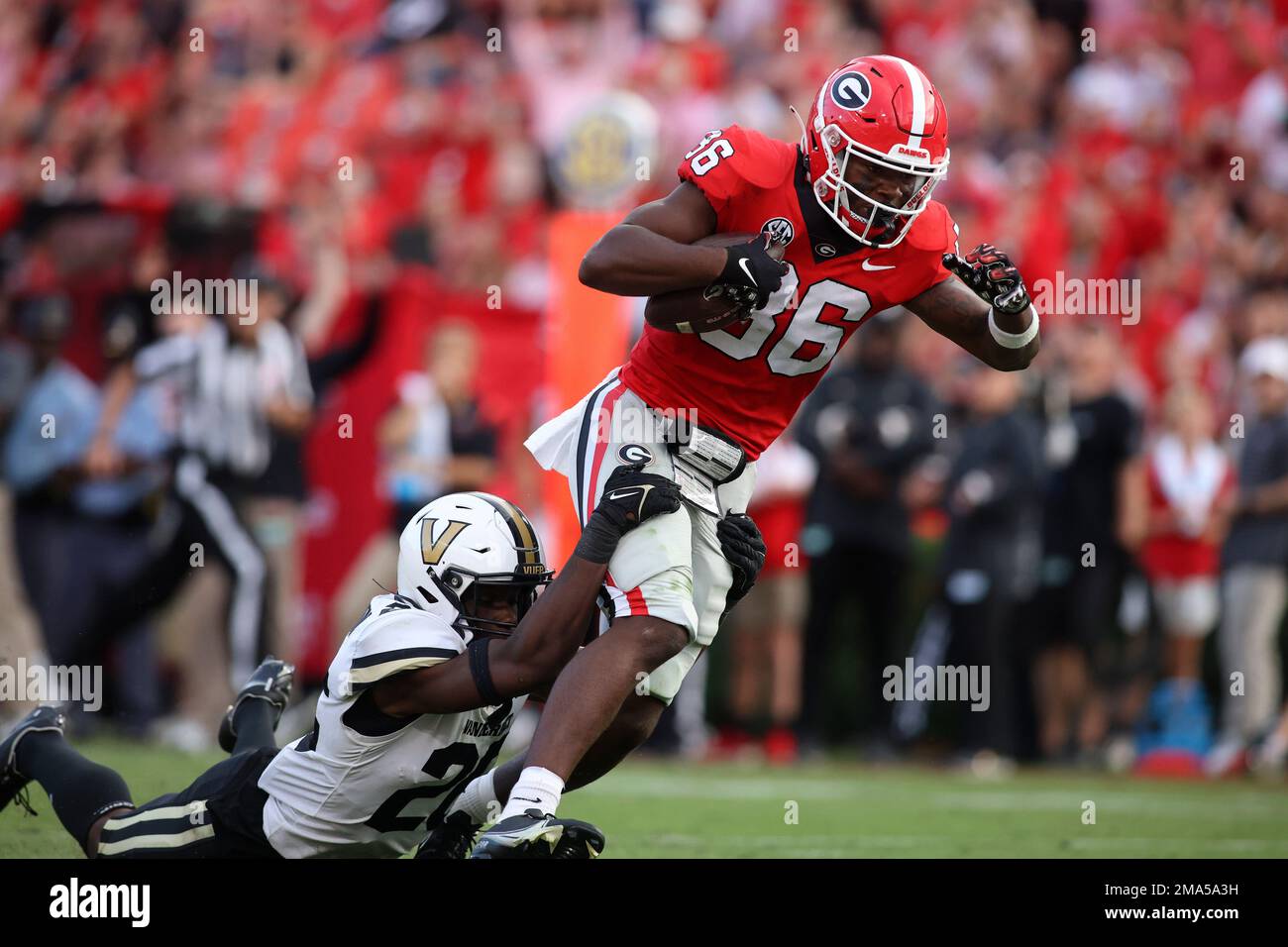 Georgia wide receiver Dillon Bell (86) runs after a catch for a touchdown as Vanderbilt cornerback BJ Anderson (26) pursues in the second half of an NCAA college football game Saturday, Oct. 15, 2022, in Athens, Ga. (AP Photo/Brett Davis) Banque D'Images