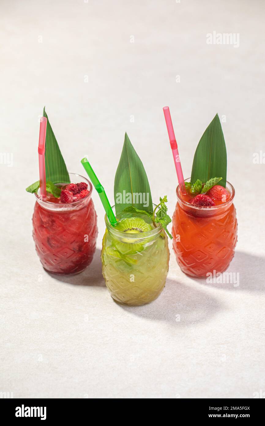 Trois grandes mugs en verre de limonades de fruits assorties Banque D'Images