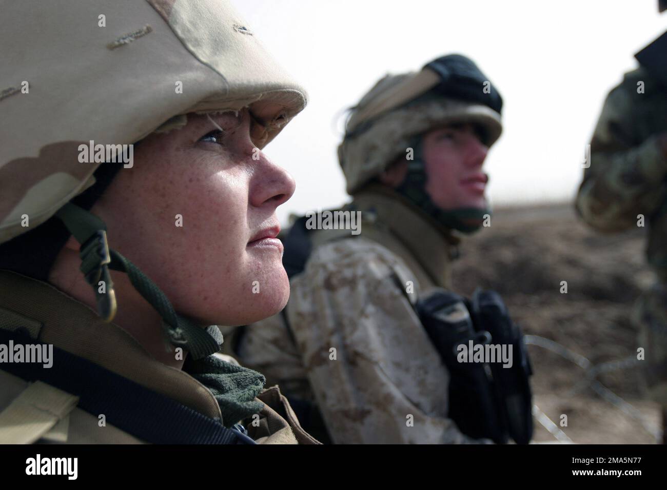 Une Marine féminine du corps des Marines (USMC) affectée à la compagnie kilo, 3rd Bataillon, 8th Marines, observe que des mesures de sécurité sont installées dans une école, qui servira de lieu de vote aux prochaines élections irakiennes, à Nasarwasalam, en Irak. La Division maritime DE 1st est engagée dans des opérations de sécurité et de stabilisation (SASO), dans la province d'Al Anbar, en Iraq, à l'appui de l'opération LIBERTÉ IRAQUIENNE. Objet opération/série: LIBERTÉ IRAQUIENNE base: Nasarwalam État: Al Anbar pays: Irak (IRQ) Banque D'Images