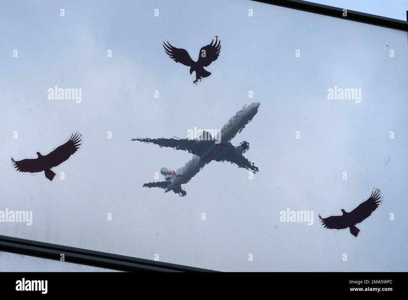 A Boeing 777 of Emirates air company takes off from the Pulkovo airport to Dubai over a transparent fence with bird silhouette stickers in St. Petersburg, Russia, Wednesday, Oct. 19, 2022. (AP Photo/Dmitri Lovetsky) Banque D'Images