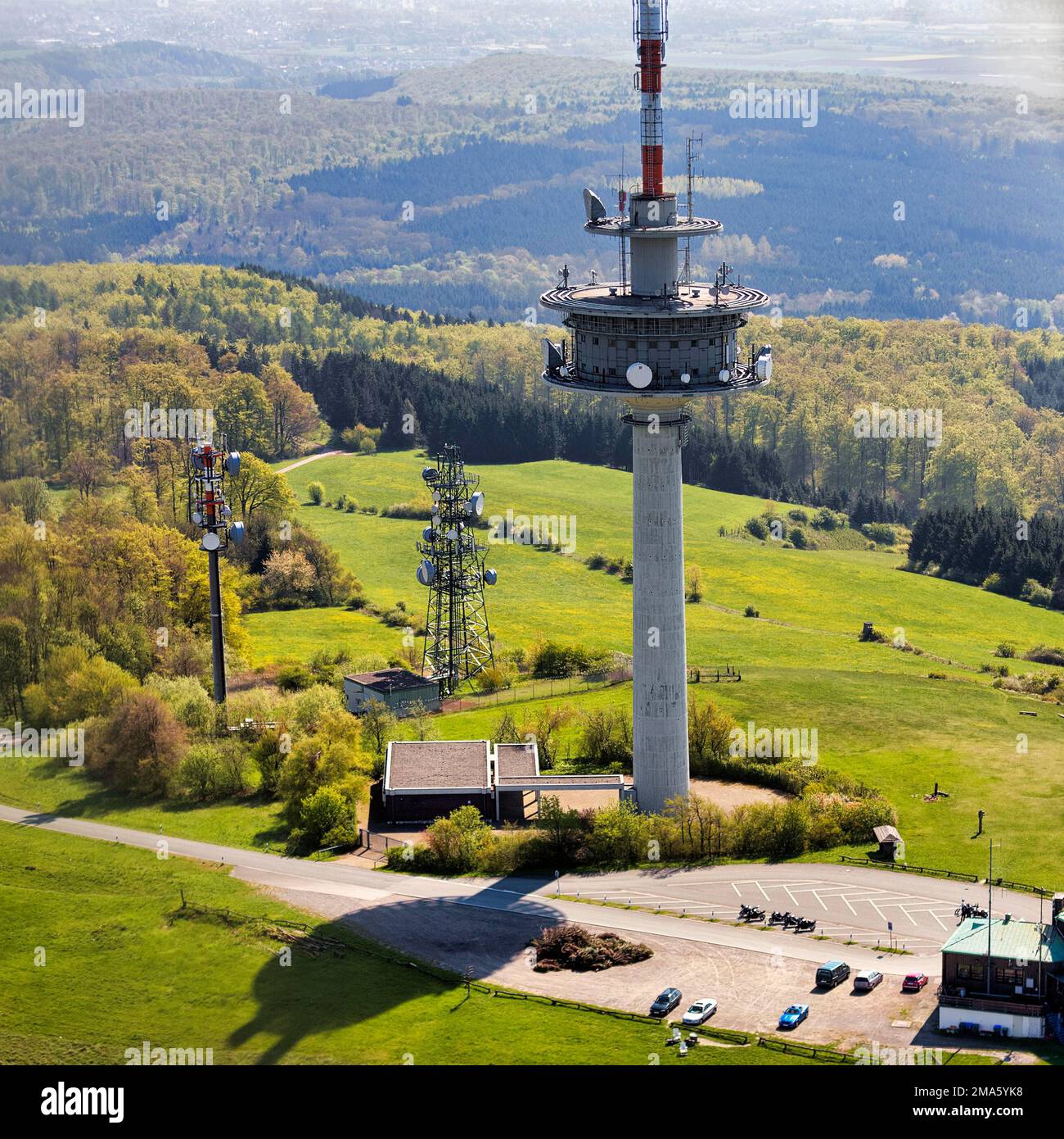 Vue d'en haut de la tour de télécommunications et des mâts de transmission de Koeterberg, vue aérienne, Luegde, parc naturel de la forêt de Teutoburg Egge Mountains Banque D'Images