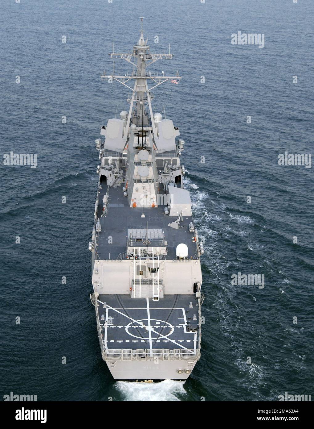 Sterne oblique élevée à la vue de la Marine américaine (USN) Arleigh Burke Class (vol IIA) Guided missile Destroyer (Aegis) USS NITZE (DDG 94) en cours dans l'océan Atlantique sur les essais en mer du constructeur. Sterne oblique élevée à la vue de la Marine américaine (USN) Arleigh Burke Class (vol IIA) Guided missile Destroyer (Aegis) USS NITZE (DDG 94) en cours dans l'océan Atlantique sur les essais en mer du constructeur. Banque D'Images