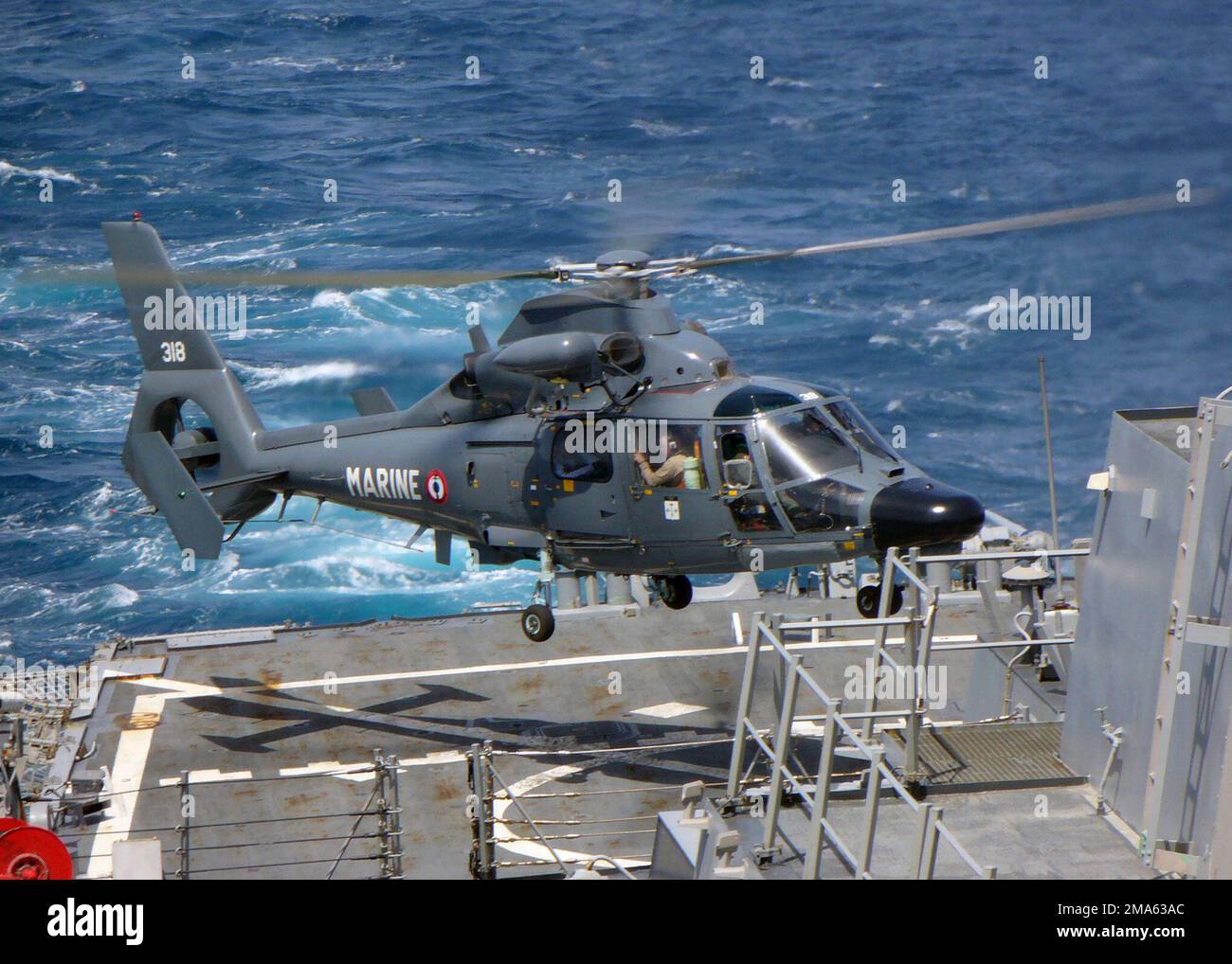 060506-N-9546C-001. Base : USS Decatur (DDG 73) Banque D'Images