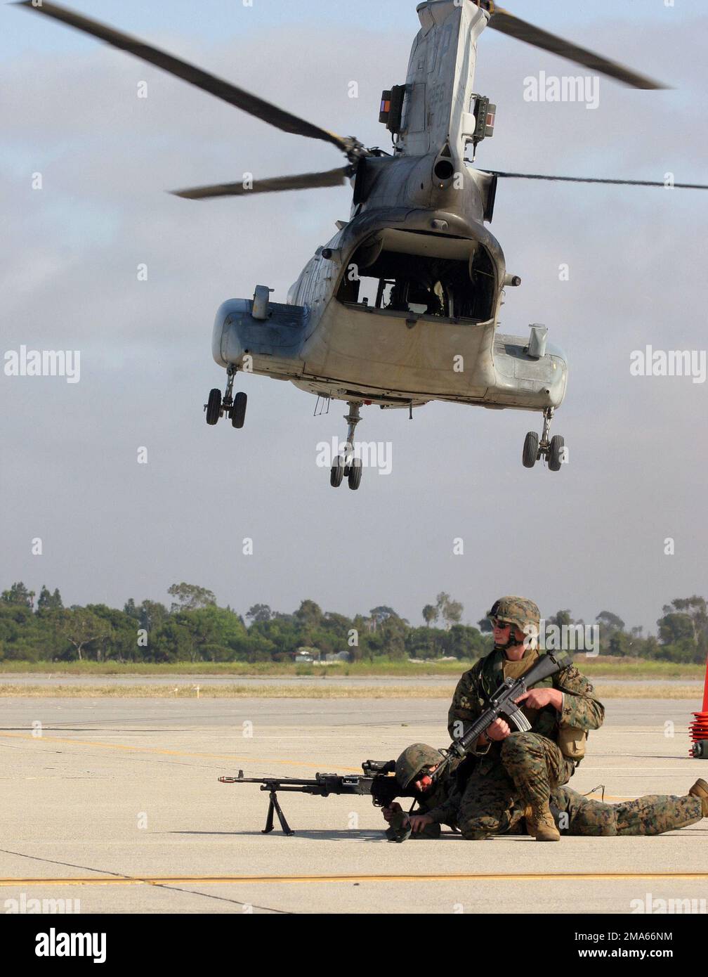 CORPS DES Marines DES ÉTATS-UNIS (USMC) le caporal de lance (LCPL) Jason Sutherlin (à droite, à genoux) et le LCPL Howard Miller établissent un périmètre de sécurité précipité autour de la zone d'atterrissage, après avoir débarqué d'un hélicoptère CH-46 Sea Knight de l'USMC, au cours d'un exercice de renforcement de l'ambassade simulé, effectué au Centre d'entraînement de la Réserve des Forces interarmées (JFRTC), À fort Irwin, Californie (CA). L'exercice faisait partie de l'exercice de capacité opérationnelle spéciale (SOCEX) de l'unité expéditionnaire maritime (UEM) de 13th, conçu pour préparer les Marines à un déploiement dans le Pacifique occidental. Base: Fort Irwin Jfrtc État: Californie (CA Banque D'Images