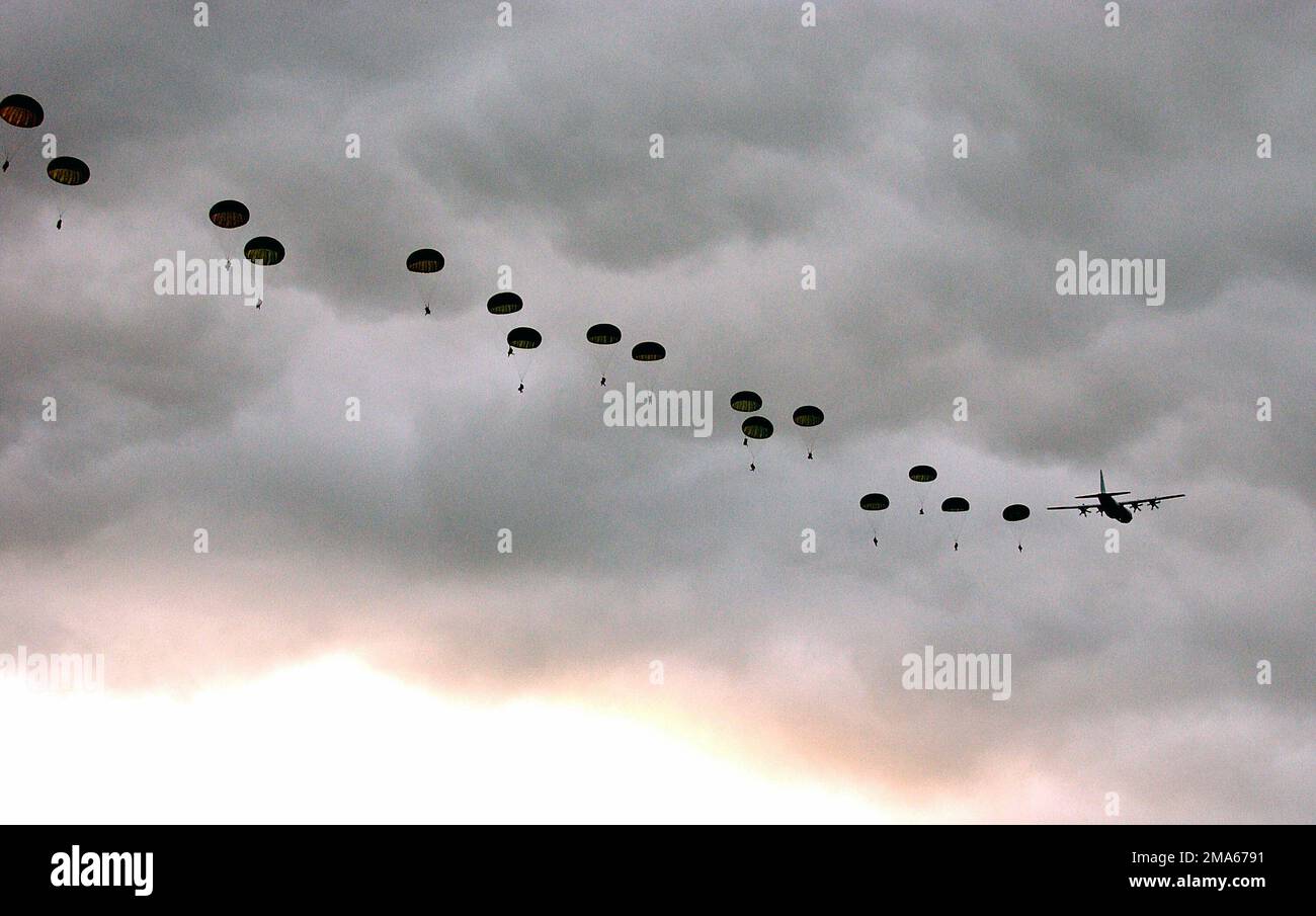 050618-N-0000P-036. [Complete] Scene Caption: Australian Army Soldiers, 3rd Royal Australian Regiment, effectue un saut en parachute statique à l'aube à partir d'un avion cargo C-130 Hercules au-dessus de la zone d'entraînement de Shoalwater Bay (SWBTA) à Rockhampton, en Australie, dans le cadre de l'exercice TALISMAN SABRE 2005. TALISMAN SABRE est un exercice parrainé conjointement par le US Pacific Command (USPACOM) et le Australian Defence Force joint Operations Command, et conçu pour former le personnel du US 7th Fleet Commander et le personnel australien joint Operations en tant que quartier général désigné de la Force opérationnelle interarmées (CTF). L'exercice FO Banque D'Images