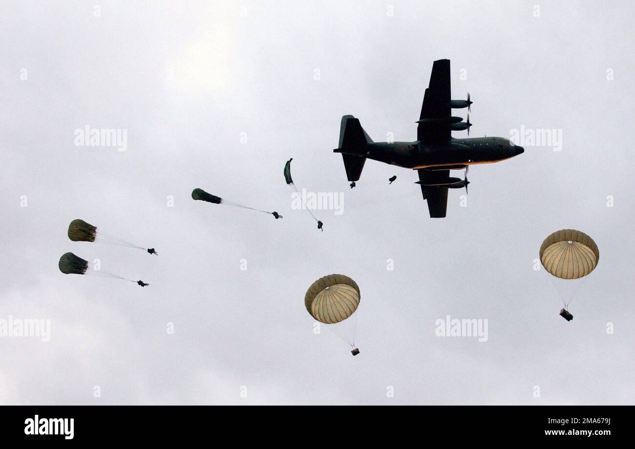 050618-N-0000P-205. [Complete] Scene Caption: Australian Army Soldiers, 3rd Royal Australian Regiment, effectue un saut en parachute statique à l'aube à partir d'un avion cargo C-130 Hercules au-dessus de la zone d'entraînement de Shoalwater Bay (SWBTA) à Rockhampton, en Australie, dans le cadre de l'exercice TALISMAN SABRE 2005. TALISMAN SABRE est un exercice parrainé conjointement par le US Pacific Command (USPACOM) et le Australian Defence Force joint Operations Command, et conçu pour former le personnel du US 7th Fleet Commander et le personnel australien joint Operations en tant que quartier général désigné de la Force opérationnelle interarmées (CTF). L'exercice FO Banque D'Images