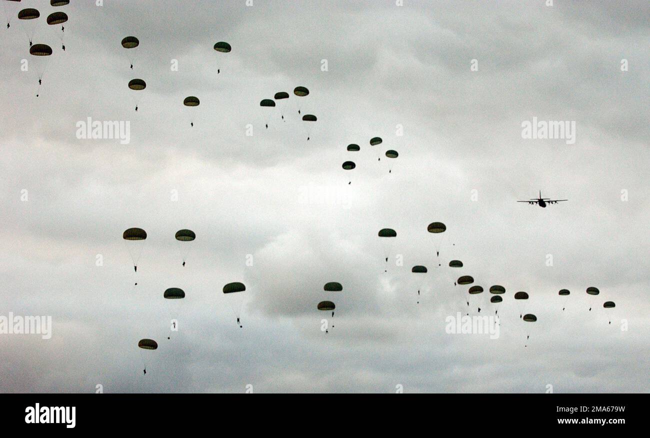 050618-N-0000P-217. [Complete] Scene Caption: Australian Army Soldiers, 3rd Royal Australian Regiment, effectue un saut en parachute statique à l'aube à partir d'un avion cargo C-130 Hercules au-dessus de la zone d'entraînement de Shoalwater Bay (SWBTA) à Rockhampton, en Australie, dans le cadre de l'exercice TALISMAN SABRE 2005. TALISMAN SABRE est un exercice parrainé conjointement par le US Pacific Command (USPACOM) et le Australian Defence Force joint Operations Command, et conçu pour former le personnel du US 7th Fleet Commander et le personnel australien joint Operations en tant que quartier général désigné de la Force opérationnelle interarmées (CTF). L'exercice FO Banque D'Images