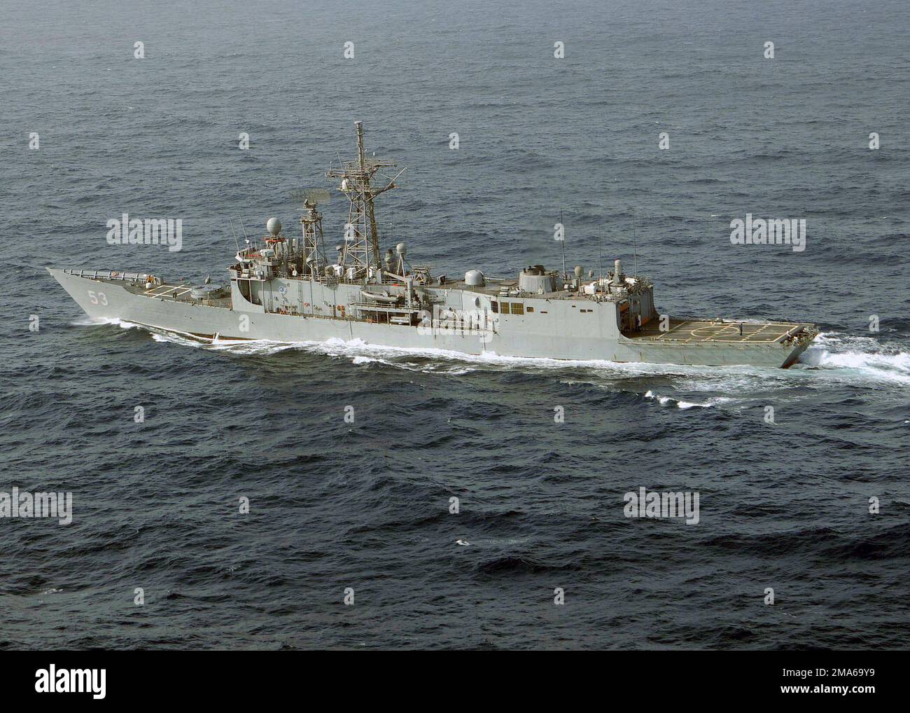 Vue latérale du port de la US Navy (USN) Oliver Hazard Perry Class Frégate USS HAWES (FFG 53) en cours tout en participant à l'opération SIRÈNE inspirée. LA SIRÈNE INSPIRÉE est un exercice bilatéral conjoint entre les marines des États-Unis et du Pakistan. Les États-Unis et le Pakistan mènent une formation aux opérations de sécurité maritime (MSO), à la défense aérienne, à la guerre anti-sous-marine, à la guerre de surface, aux mesures de lutte contre les mines, guerre électronique, reconstitution en mer et commandement et contrôle. Vue latérale du port de la Marine américaine (USN) Oliver Hazard Perry Class Frégate USS HAWES (FFG 53) en cours de participation à l'opération INS Banque D'Images