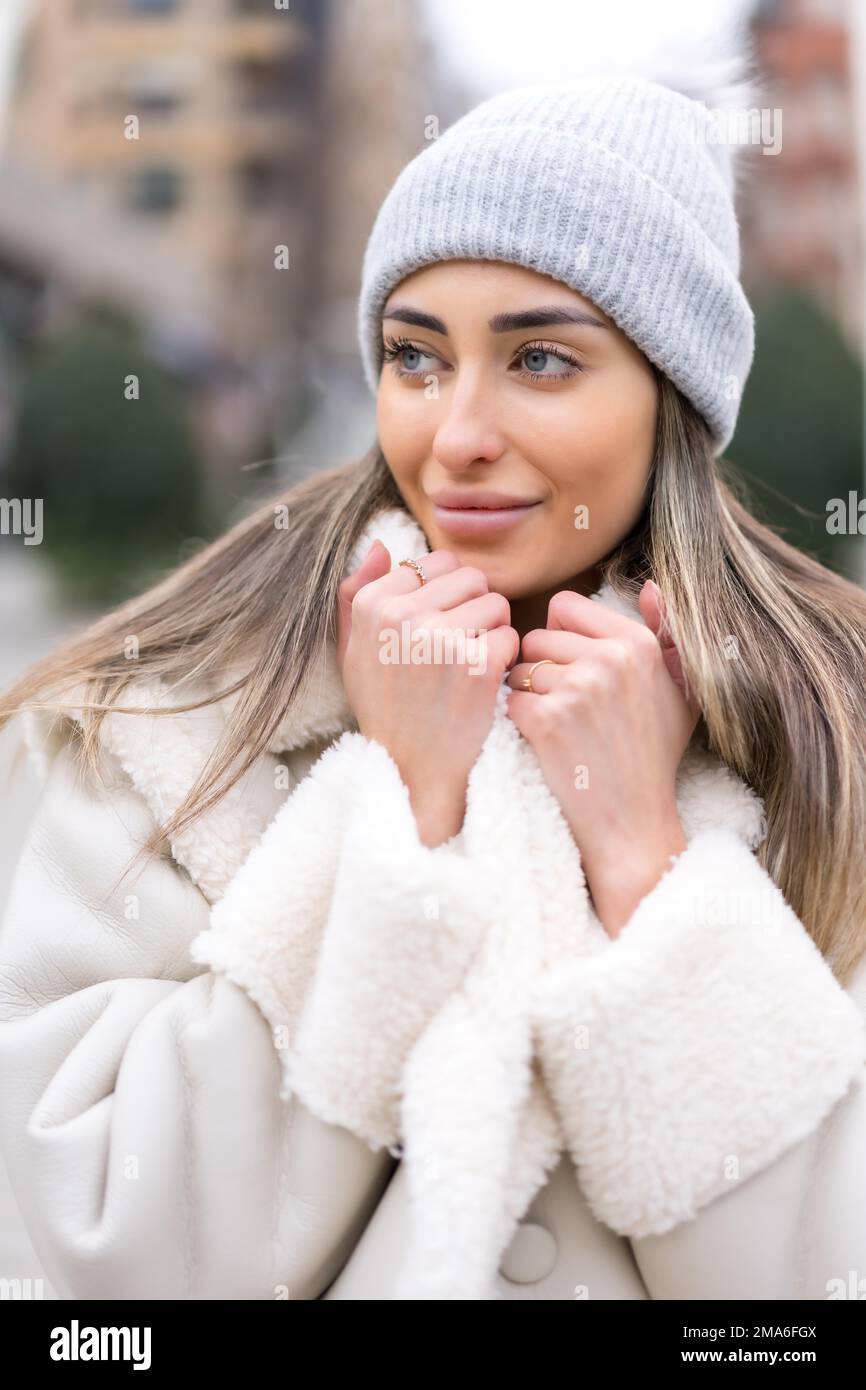 Portrait d'hiver d'une femme caucasienne avec un chapeau de laine dans la ville, très froid Banque D'Images