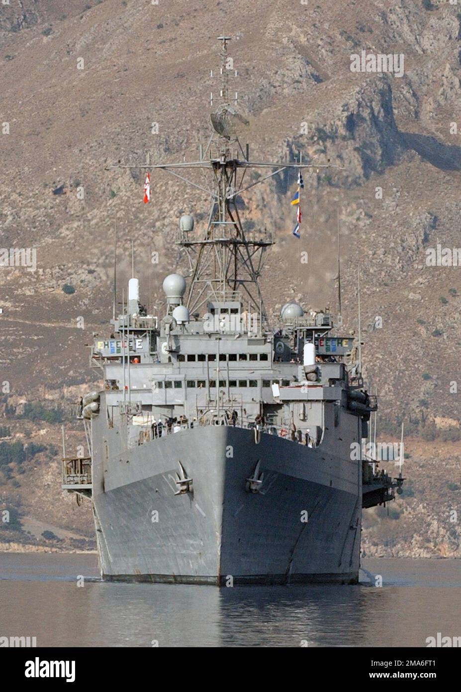 Un arc sur la vue de la Marine américaine (USN) classe Austin: Quai de transport amphibie, USS NASHVILLE (LPD 13), alors que le navire arrive dans le port de Souda Bay, Crète, Grèce pour une visite de routine du port. Pays: Zimbabwe (ZWE) Banque D'Images