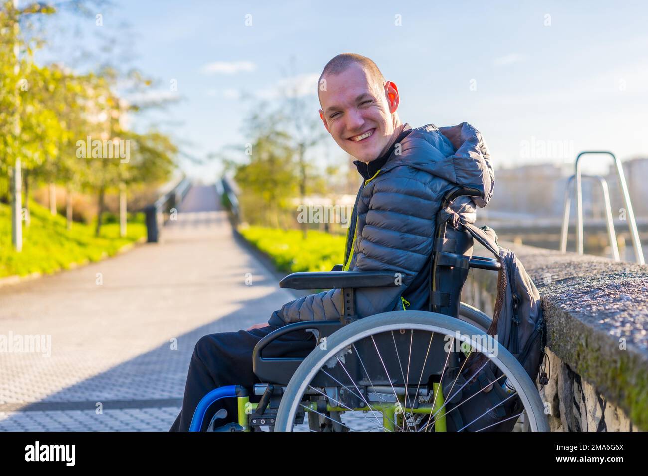 Portrait d'une personne handicapée en fauteuil roulant au coucher du soleil Banque D'Images