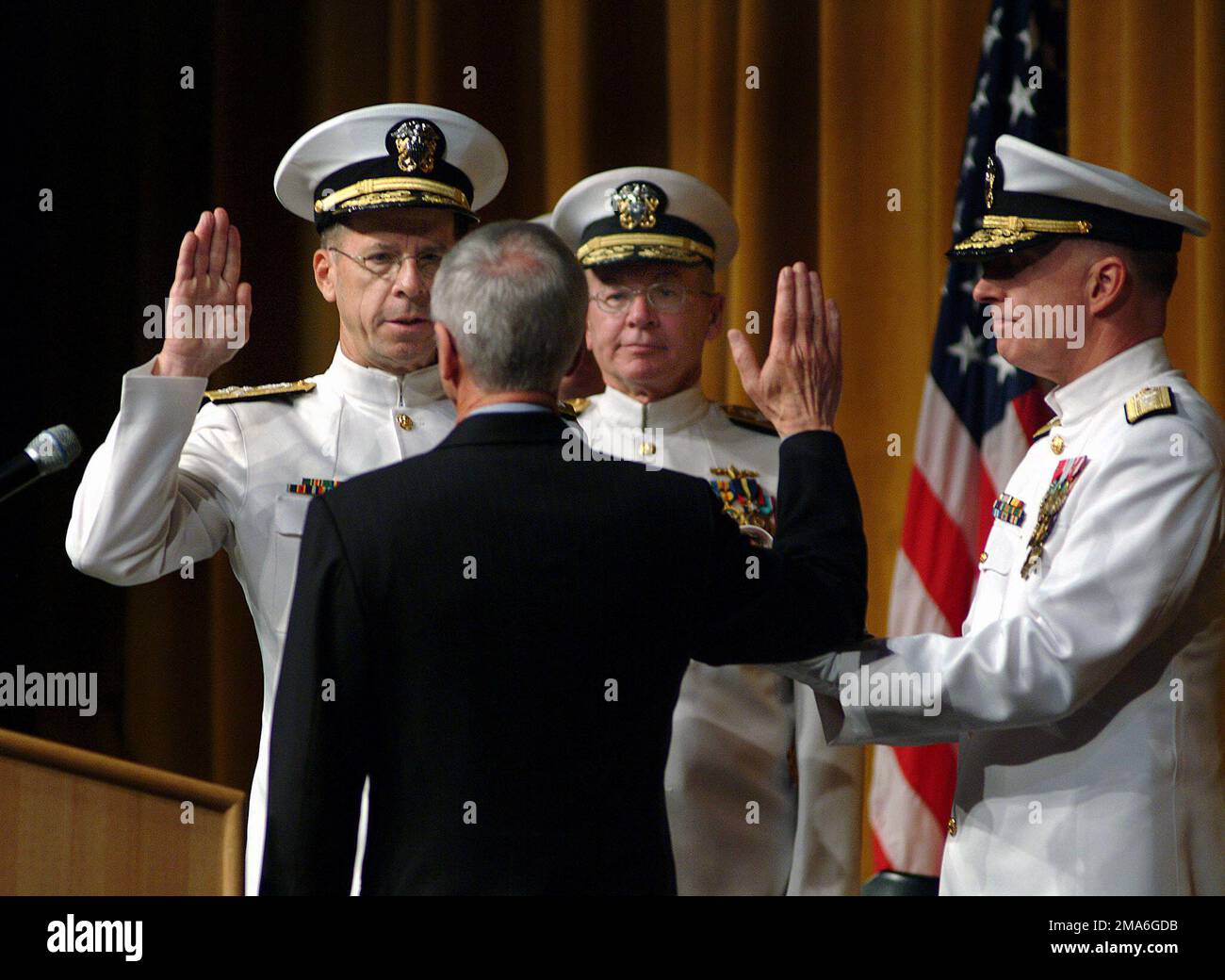 Secrétaire DE la Marine AMÉRICAINE (SECNAV) l'honorable Gordon R. England administre le serment d'office de la Marine américaine (USN) Admiral (ADM) Mike Mullen, chef des opérations navales (CNO) à venir lors d'une cérémonie de passation de commandement tenue à l'Académie navale américaine, à Annapolis, Maryland. AMD Mullen remplace le SMA de l'USN Vern Clark (arrière-plan) qui devient le CNO de 28th. Base: Annapolis État: Maryland (MD) pays: Etats-Unis d'Amérique (USA) Banque D'Images