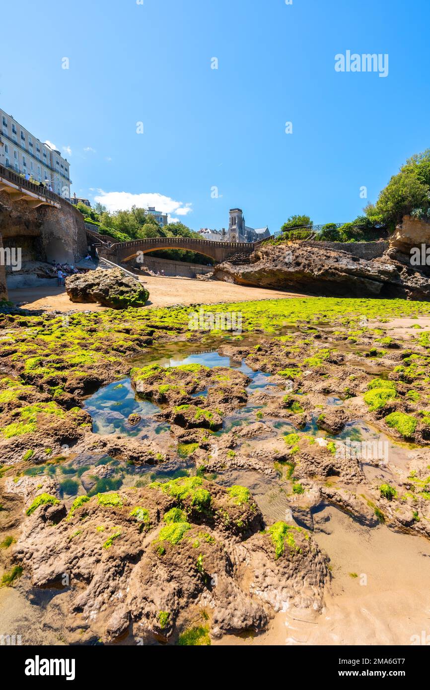 Le pont Basta Rock depuis la plage de Biarritz, Lapurdi. France Banque D'Images