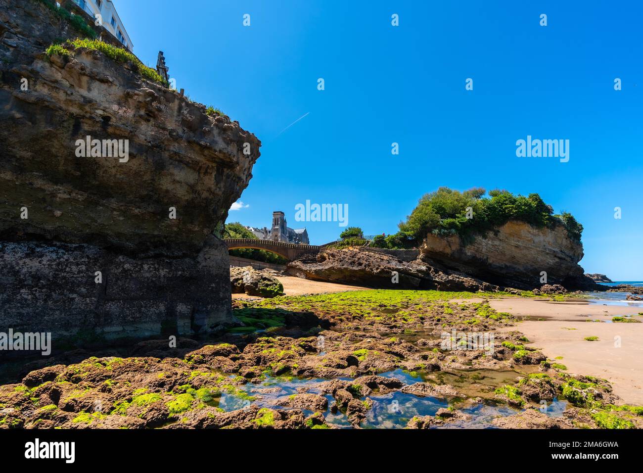 Marée basse sur la plage sous le Basta Rock de Biarritz plage, Lapurdi. France Banque D'Images