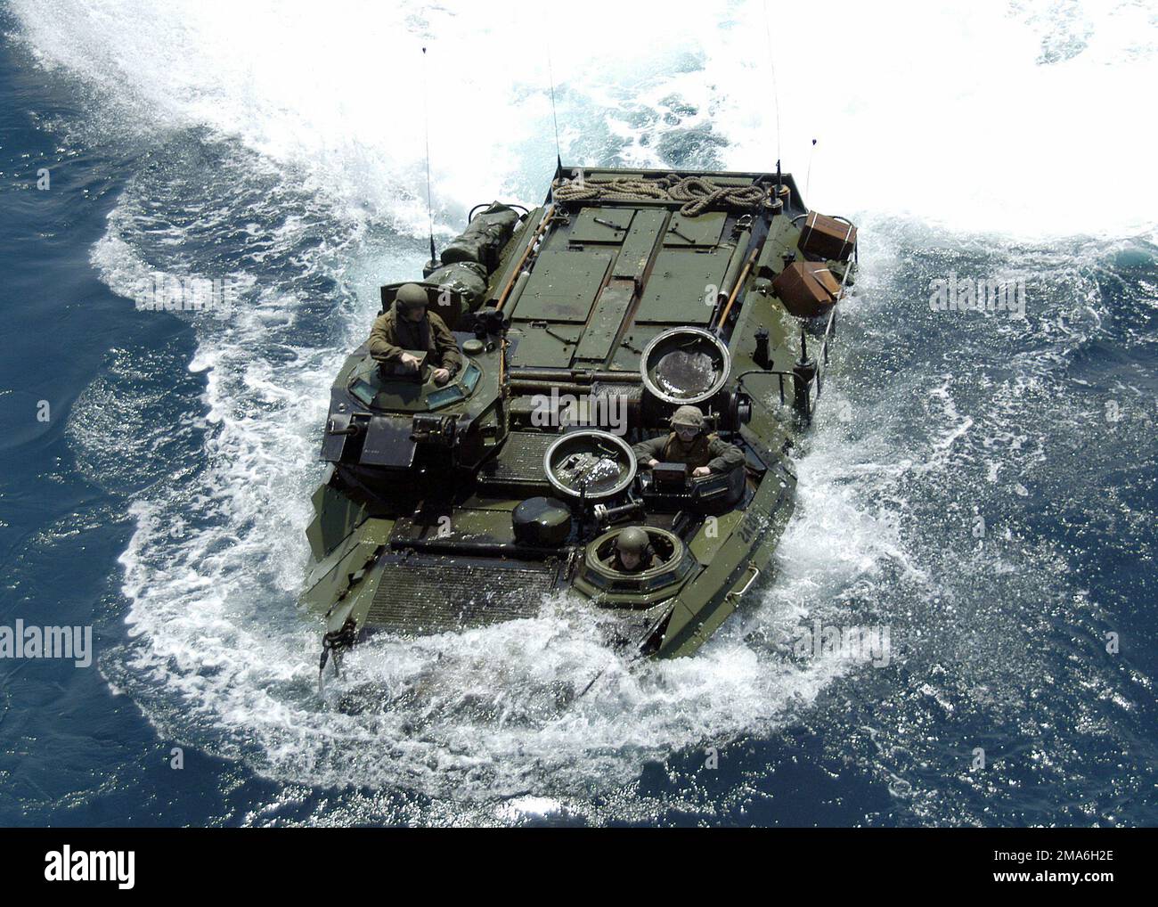 Vue aérienne d'un corps maritime américain (USMC) 26th unité expéditionnaire maritime (capacité d'opérations spéciales) (MEU(SOC)) AAV7A1 (véhicule amphibien d'assaut) alors qu'elle se manœuvre en position pour entrer dans le pont de puits d'un navire d'assaut amphibie qui mène actuellement des opérations de sécurité maritime dans le golfe Persique pendant l'opération LIBERTÉ IRAQUIENNE. Pays: Golfe persique Banque D'Images