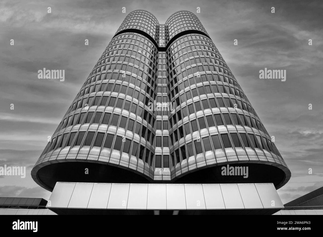 BMW Museum et BMW Tower, photo en noir et blanc, Munich, Bavière, Allemagne Banque D'Images