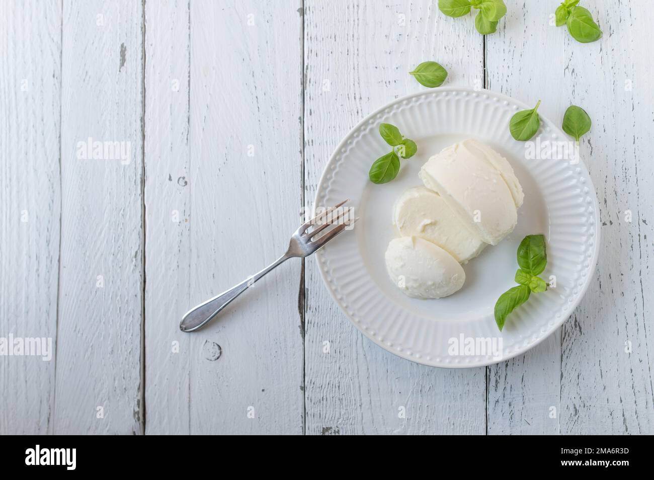 Fromage mozzarella sur fond blanc avec espace pour le texte. Pose à plat Banque D'Images