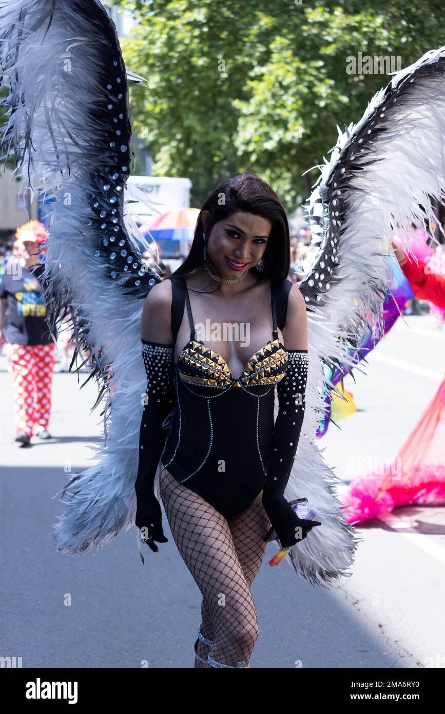 Transvestite avec ailes au défilé de la CDD, Cologne, Rhénanie-du-Nord-Westphalie, Allemagne Banque D'Images