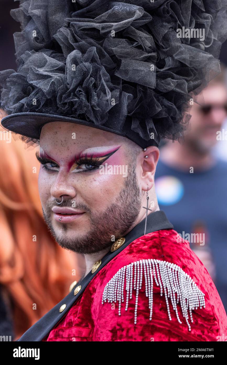 La transvestite avec perçage de chapeau et de nez participe au défilé de la CDD, Cologne, Rhénanie-du-Nord-Westphalie, Allemagne Banque D'Images