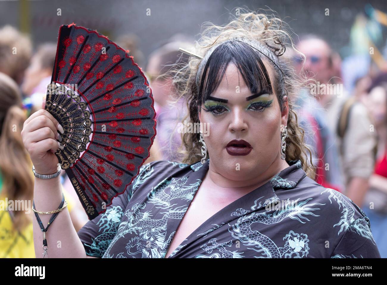 Transvestite composée de fans au défilé de la CDD, Cologne, Rhénanie-du-Nord-Westphalie, Allemagne Banque D'Images