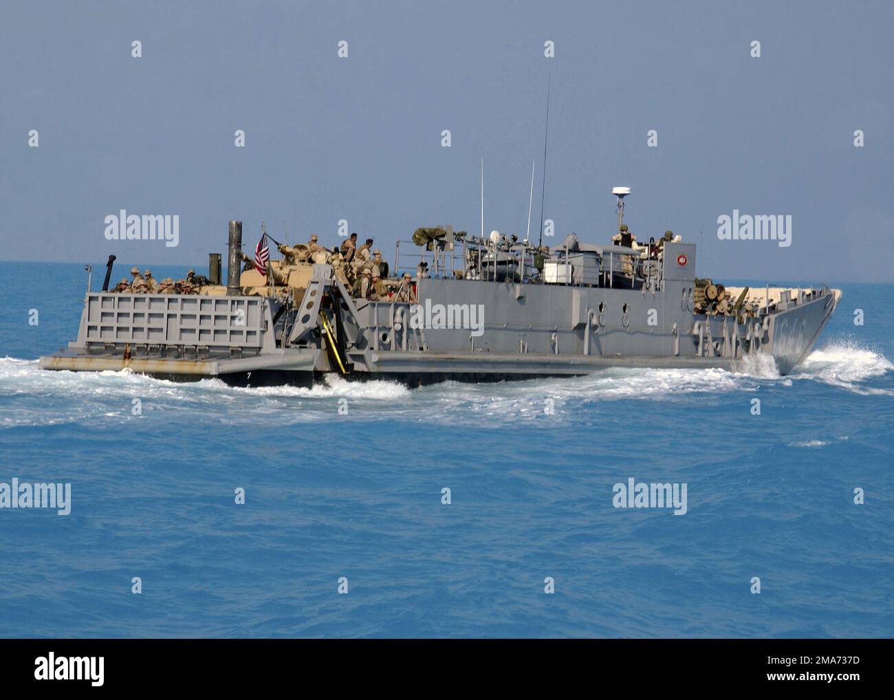 US Navy (USN) Landing Craft Utility 1646 (LCU 1646) transporte les Marines du corps maritime américain (USMC) de l'unité expéditionnaire des Marines (MEU) de 13th à la terre en préparation de la prochaine démonstration d'atterrissage en assaut amphibie pour l'exercice BRIGHT STAR 05. Pays: Egypte (EGY) Banque D'Images