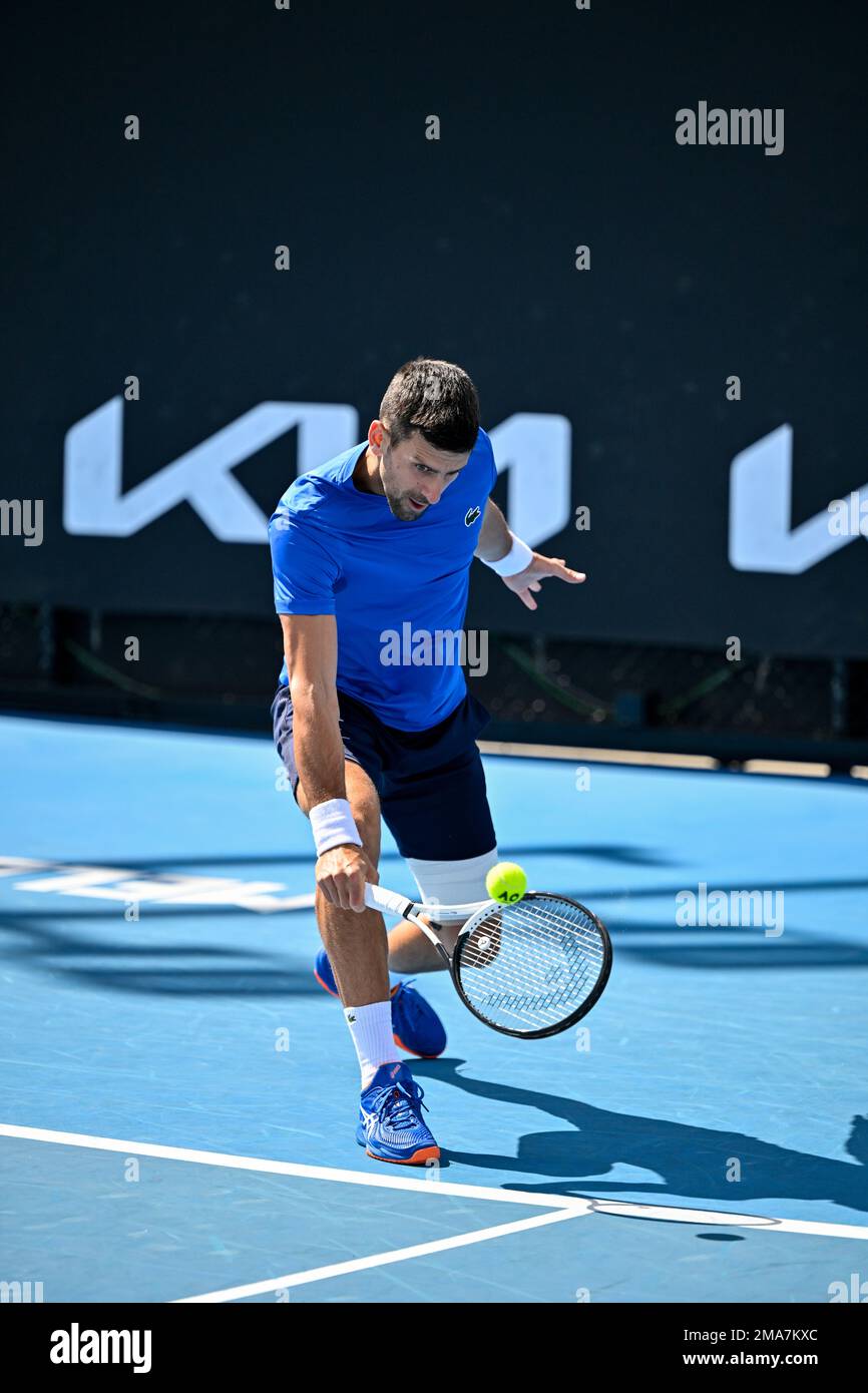 MELBOURNE, AUSTRALIE - JANVIER 19 : Novak Djokovic de Serbie pratiquant avant son match de singles de la deuxième série lors de l'Open d'Australie de 2023 au parc de Melbourne sur 19 janvier 2023 à Melbourne, en Australie. (Photo d'Andy Astfalck/BSR Agency) crédit: BSR Agency/Alay Live News Banque D'Images