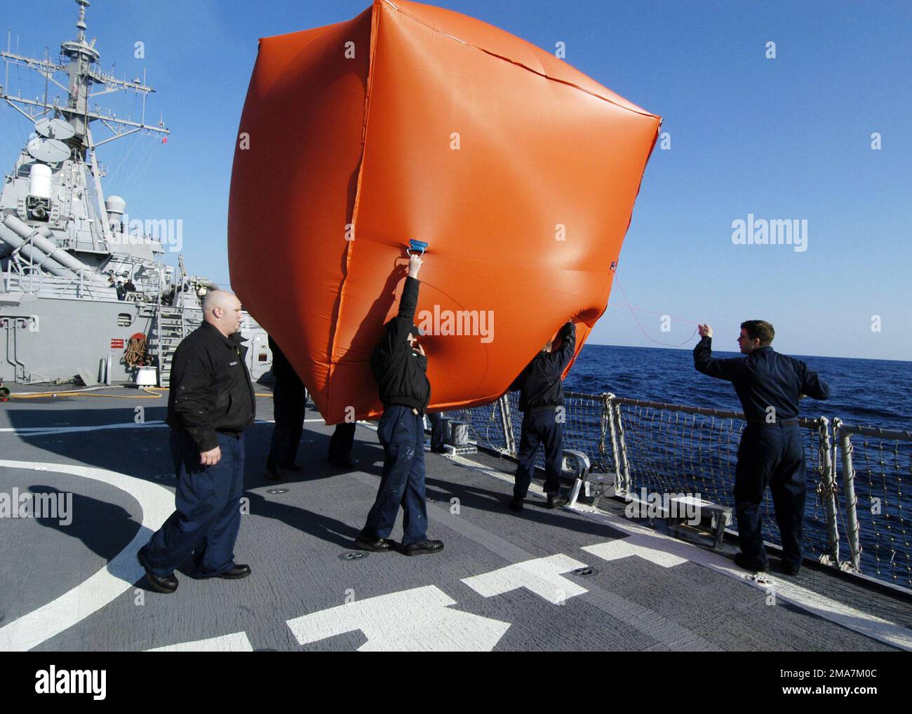 060112-N-2385R-152. Base : USS Curtis Wilbur (DDG 54) Banque D'Images