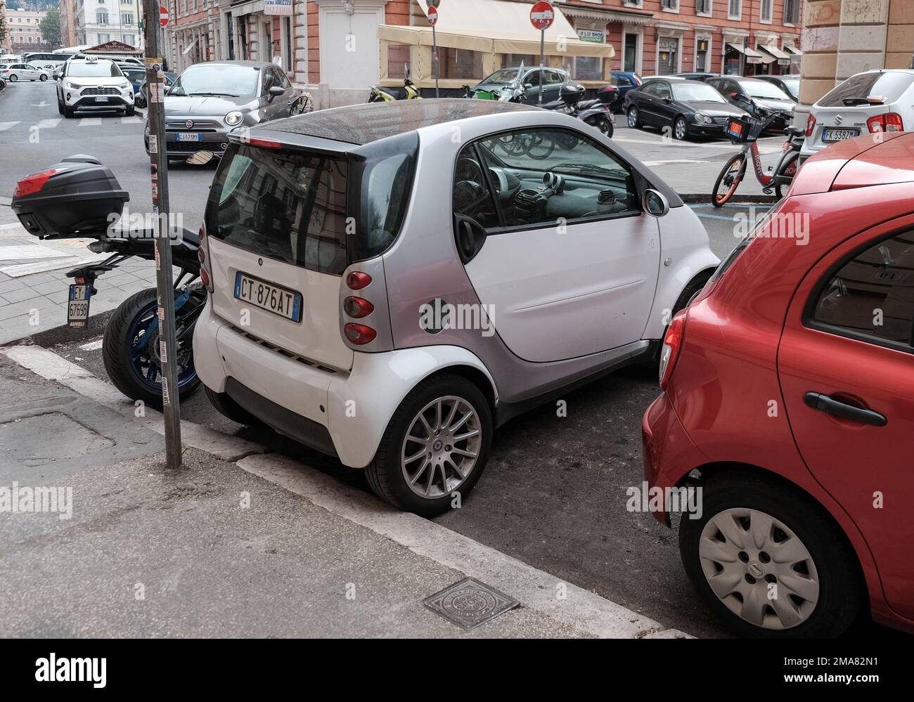 Voitures intelligentes à Rome, Italie garées dans des espaces restreints. Banque D'Images