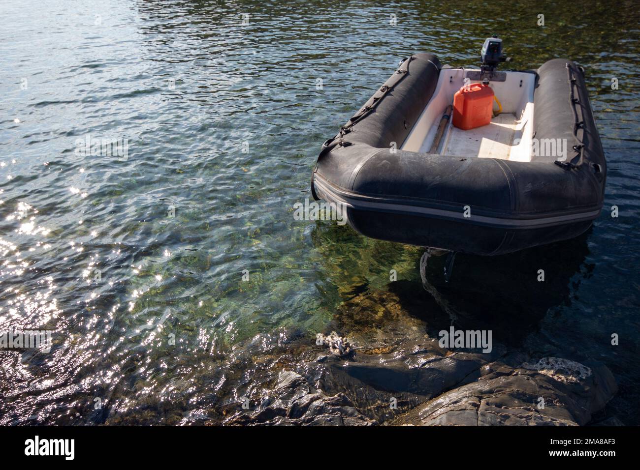 Un gros plan d'un radeau gonflable noir sur l'eau à Cadaques Banque D'Images