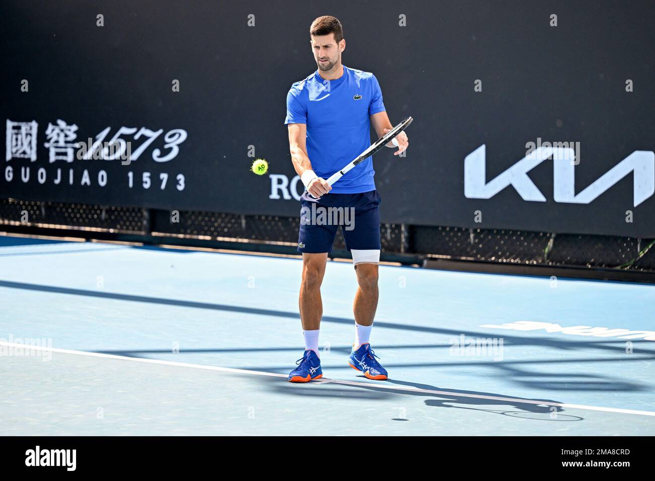 MELBOURNE, AUSTRALIE - JANVIER 19 : Novak Djokovic de Serbie pratiquant avant son match de singles de la deuxième série lors de l'Open d'Australie de 2023 au parc de Melbourne sur 19 janvier 2023 à Melbourne, en Australie. (Photo d'Andy Astfalck/BSR Agency) Banque D'Images