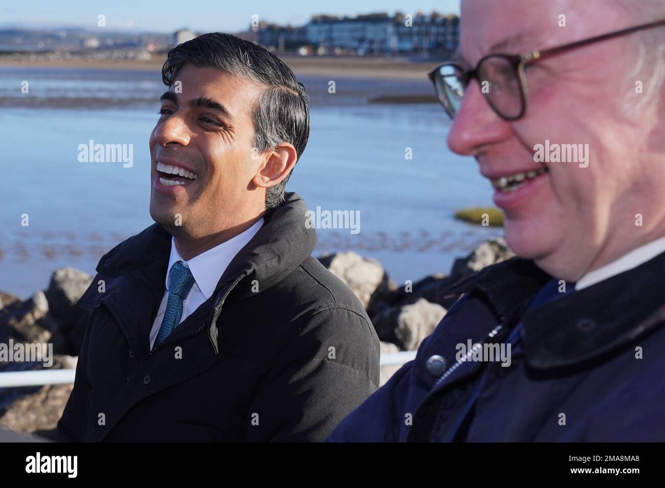 Le Premier ministre Rishi Sunak (à gauche) et le ministre de la mise à niveau, du logement et des collectivités, Michael Gove, lors d'une visite communautaire au projet Eden Nord à Morecambe, dans le Lancashire. M. Sunak a réitéré son engagement à procéder à une mise à niveau alors que le gouvernement a annoncé £2 milliards de dollars pour plus de 100 projets dans tout le Royaume-Uni. Parmi les projets prévus pour le financement, on compte le projet Eden Nord à Morecambe, qui a reçu £50 millions pour le projet de régénération visant à transformer le front de mer de la ville du Lancashire. Date de la photo: Jeudi 19 janvier 2023. Banque D'Images