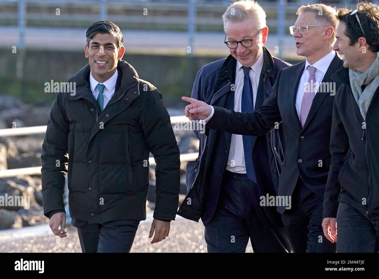 Le Premier ministre Rishi Sunak (à gauche) et le ministre de la mise à niveau, du logement et des collectivités, Michael Gove (à gauche), lors d'une visite communautaire au projet Eden Nord à Morecambe, dans le Lancashire. M. Sunak a réitéré son engagement à procéder à une mise à niveau alors que le gouvernement a annoncé £2 milliards de dollars pour plus de 100 projets dans tout le Royaume-Uni. Parmi les projets prévus pour le financement, on compte le projet Eden Nord à Morecambe, qui a reçu £50 millions pour le projet de régénération visant à transformer le front de mer de la ville du Lancashire. Date de la photo: Jeudi 19 janvier 2023. Banque D'Images