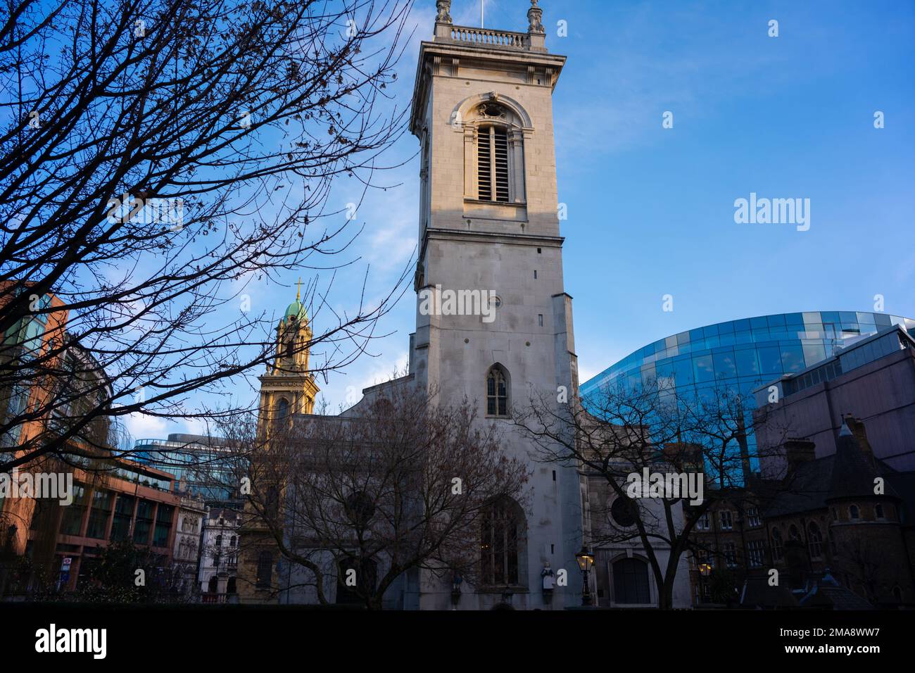 Église Saint-André, Holborn. Statues d'écoliers recouverts de bleu de l'école paroissiale de St Andrews, à proximité. Le colorant bleu était moins cher, donc utilisé par l'école Banque D'Images