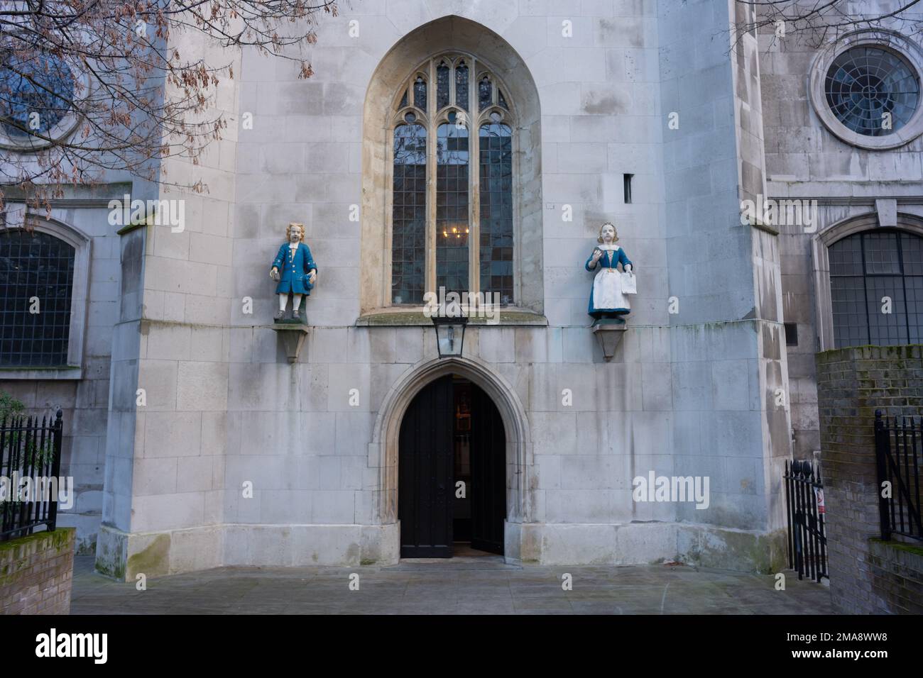 Église Saint-André, Holborn. Statues d'écoliers recouverts de bleu de l'école paroissiale de St Andrews, à proximité. Le colorant bleu était moins cher, donc utilisé par l'école Banque D'Images