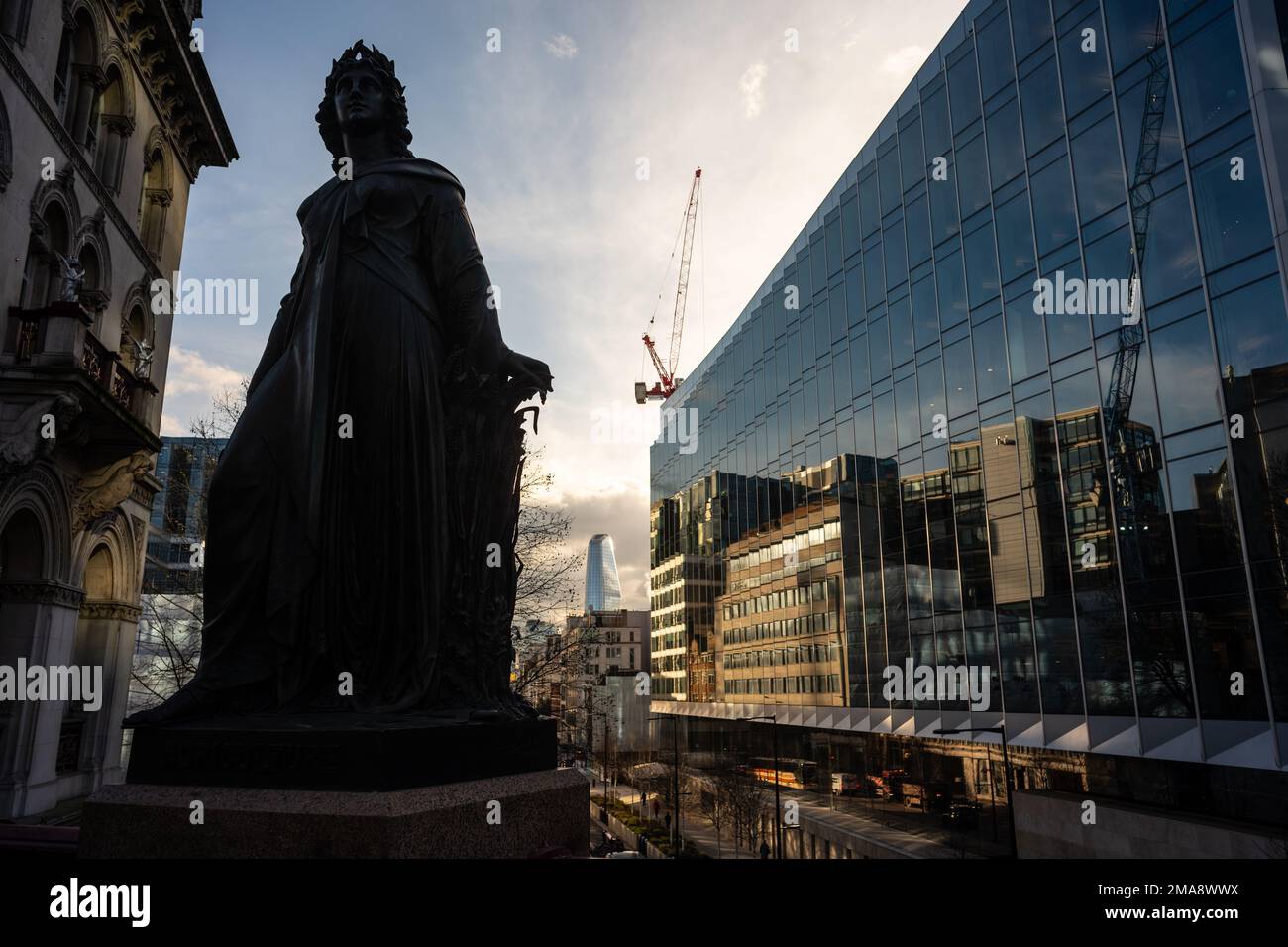 Statue d'agriculture de Henry Bursill sur Holborn Viaduct, le premier survol, a été ouvert par la reine Victoria en 1869. Banque D'Images