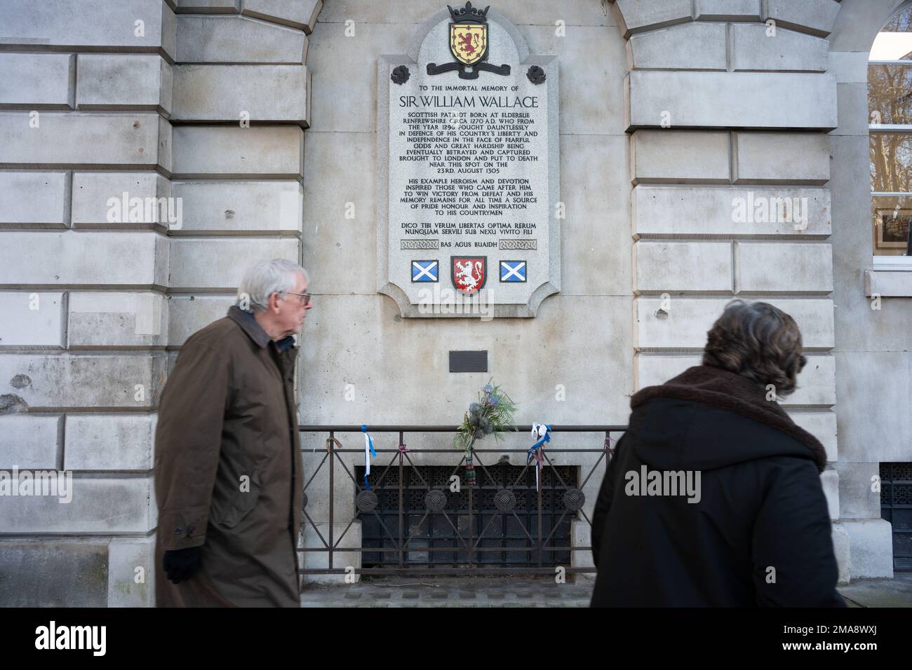 Plaque sur le mur extérieur de St. L'hôpital Bartholomew de Smithfield est un mémorial à Sir William Wallace, exécuté à proximité sur 23 août 1305 Banque D'Images