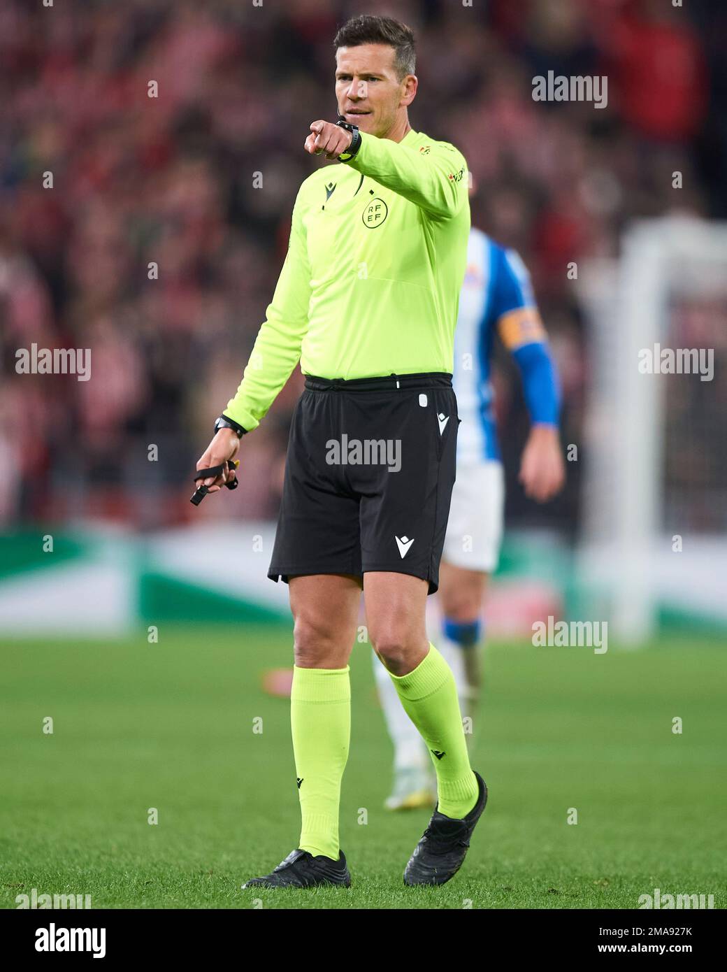 Arbitre Juan Luis Pulido Santana lors du match Copa del Rey entre le Club Athlétique et le RCD Espanyol au stade San Mames sur 18 janvier 2023, à Bilba Banque D'Images