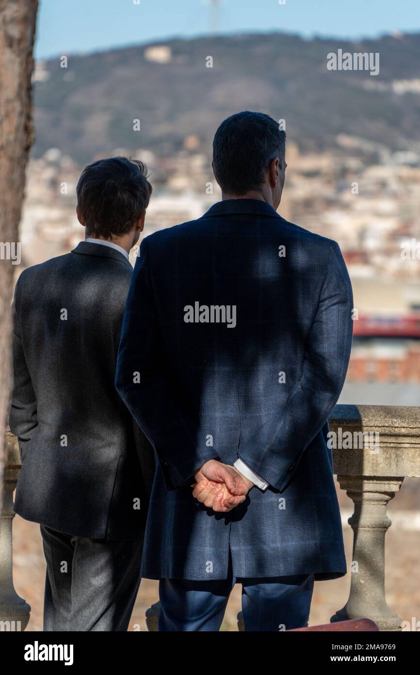 Barcelone, Espagne. 19 janvier 2023. Emmanuel Macron et Pedro Sanchez se rencontrent à Barcelone pour célébrer le Sommet espagnol-français 27th . Un sommet sur l'interconnexion d'un gazoduc à travers les Pyrénées et plusieurs réunions entre différents ministres. Le sommet coïncide avec les manifestations de rue des mouvements d'indépendance catalanes contre ce sommet et une grève générale en France. Crédit: ZUMA Press/Alay Live News Banque D'Images