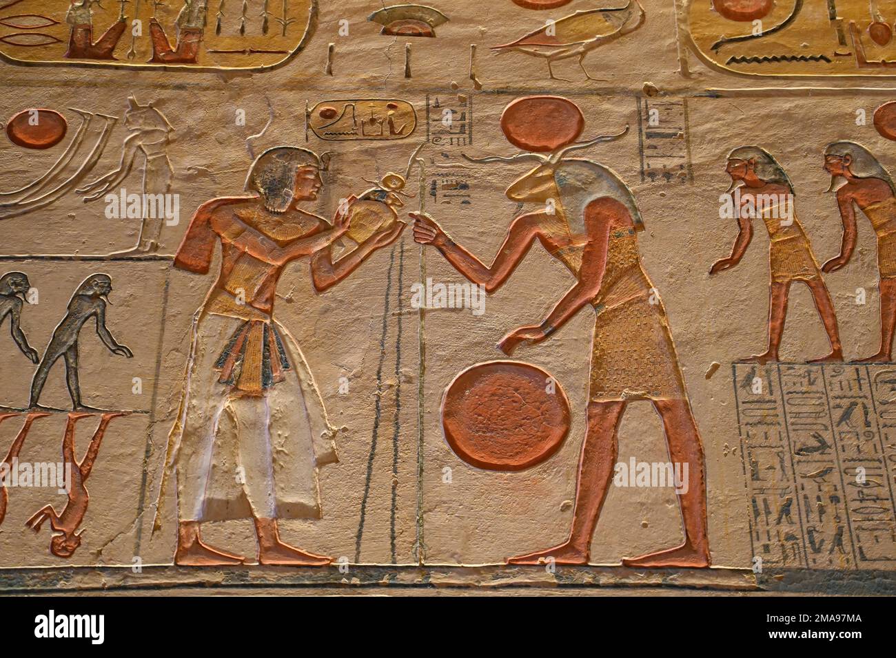 Gott Ra als widderköpfiger Mann (rechts) Grab Ramses IX, KV 6, Tal der Könige, Theben-West, Ägitten Banque D'Images