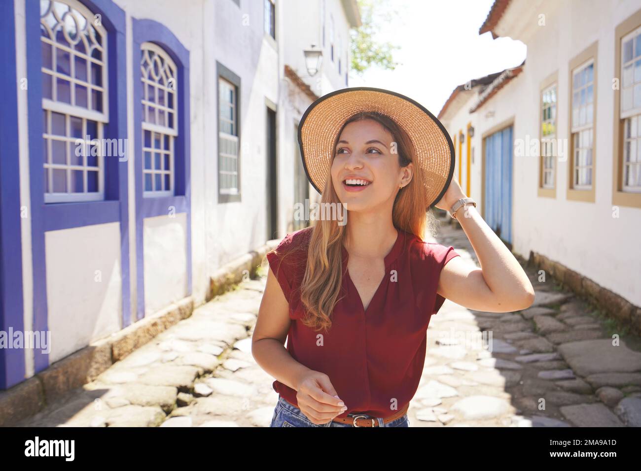 Femme souriante à la mode visitant la ville latino-américaine. Copier un espace vide pour le texte. Banque D'Images