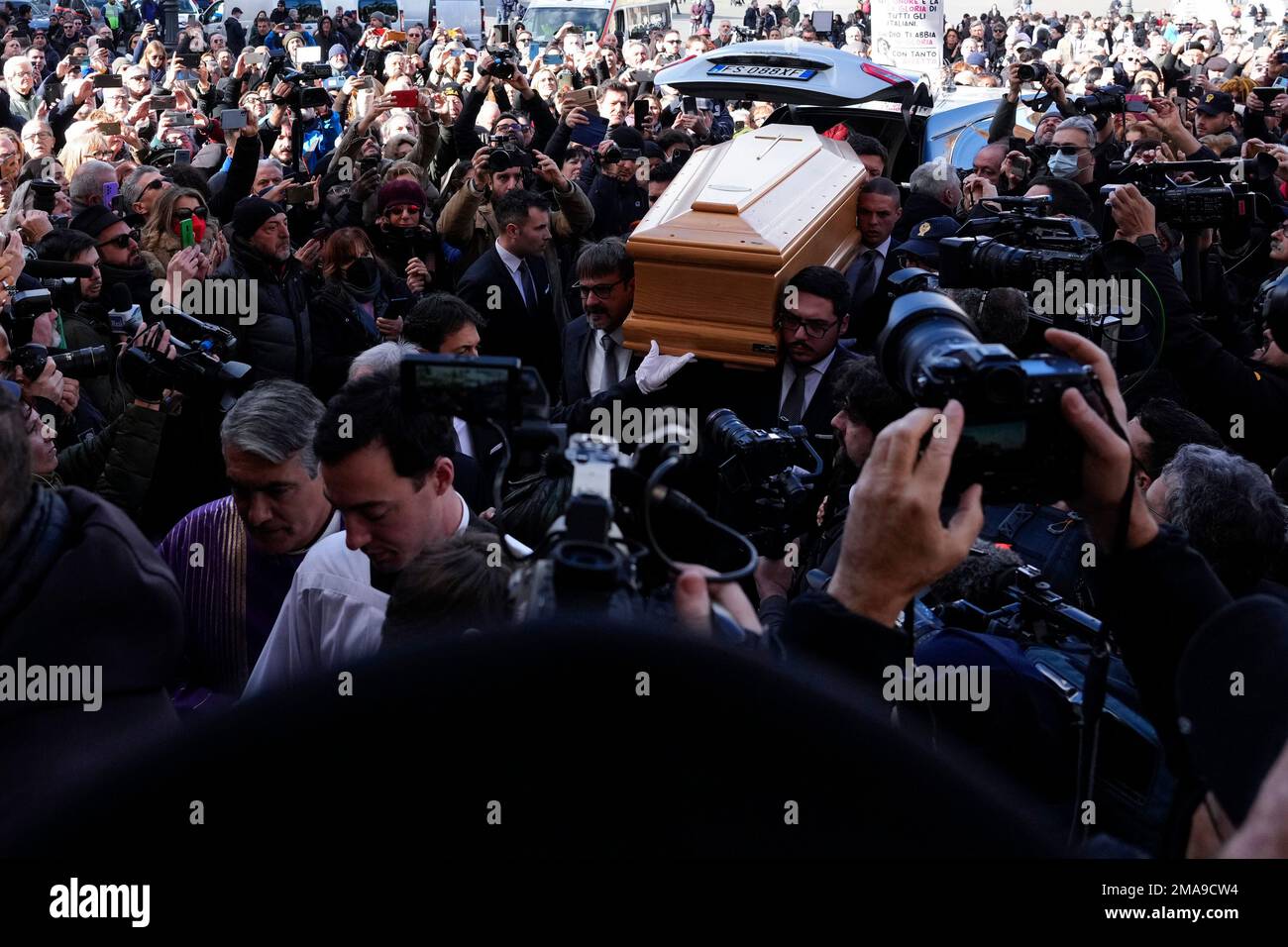 The coffin of late film legend Gina Lollobrigida arrives at the Santa Maria in Montesanto Church for the funeral ceremony, Thursday, Jan. 19, 2023. Lollobrigida who achieved international stardom during the 1950s and was dubbed "the most beautiful woman in the world" after the title of one of her movies, died in Rome on Monday, Jan. 16, 2023. She was 95. (AP Photo/Gregorio Borgia) Banque D'Images