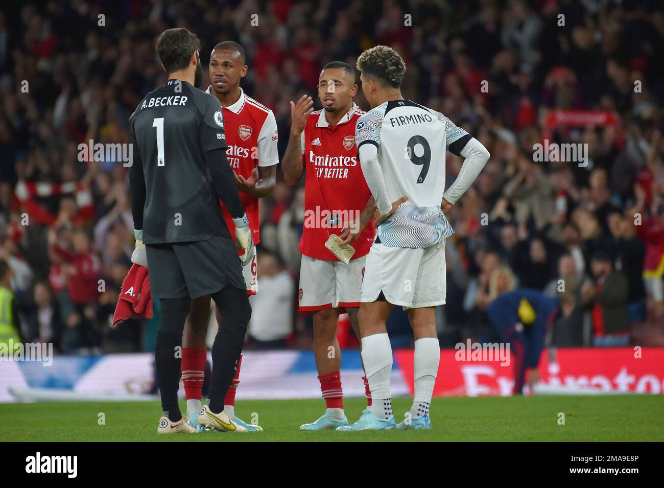 Liverpool's goalkeeper Alisson, left, and Liverpool's Roberto Firmino, right, talk with Arsenal's Gabriel, second from left, and Arsenal's Gabriel Jesus at the end of the English Premier League soccer match between Arsenal and Liverpool at Emirates Stadium in London, Sunday, Oct. 9, 2022. Arsenal won 3-2. (AP Photo/Rui Vieira) Banque D'Images