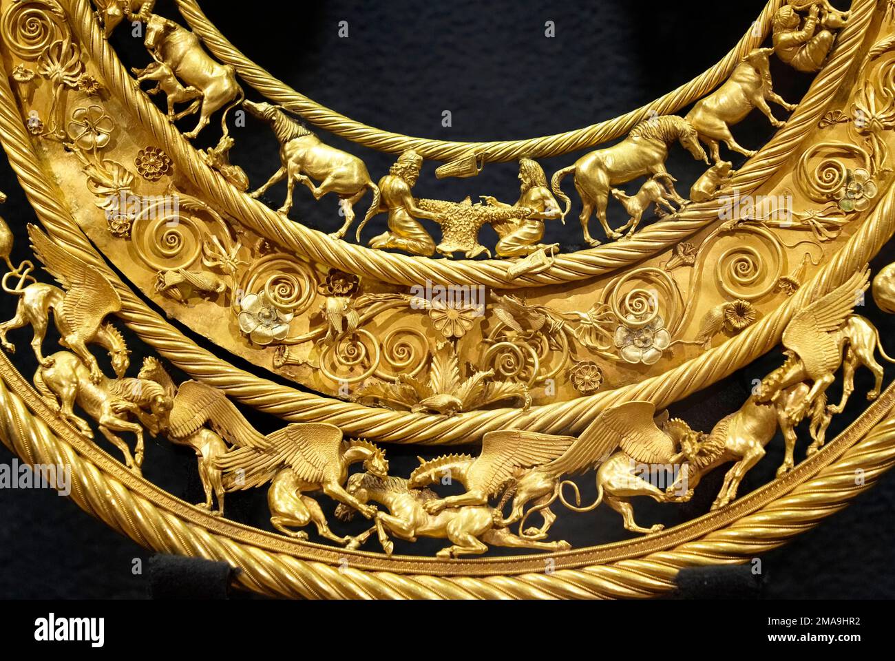 FILE - The fourth century B.C. golden pectoral, an ancient treasure from a Scythian king's burial mound, is exhibited in the Museum of Historical Treasures in Kyiv, Ukraine, on July 30, 2021. Fearing Russian troops would storm the city, museum employees dismantled exhibits, carefully packing away artifacts into boxes for evacuation. For now, the museum is just showing copies. (AP Photo/Efrem Lukatsky, File) Banque D'Images