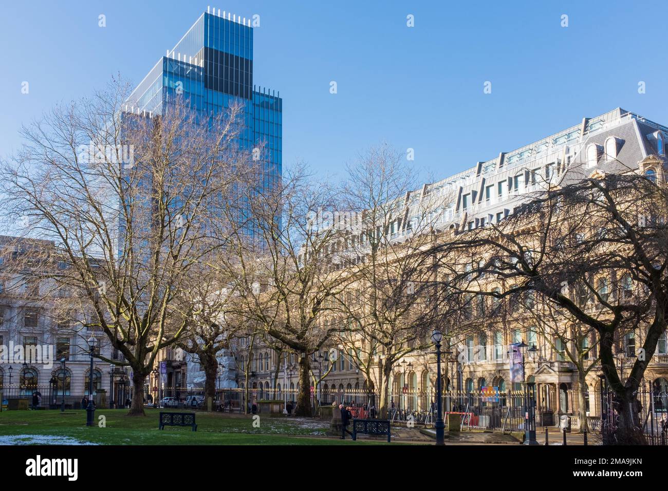 Colmore Row dans le centre-ville de Birmingham avec la cathédrale St Phillips et le bâtiment 103 Colmore Row Banque D'Images