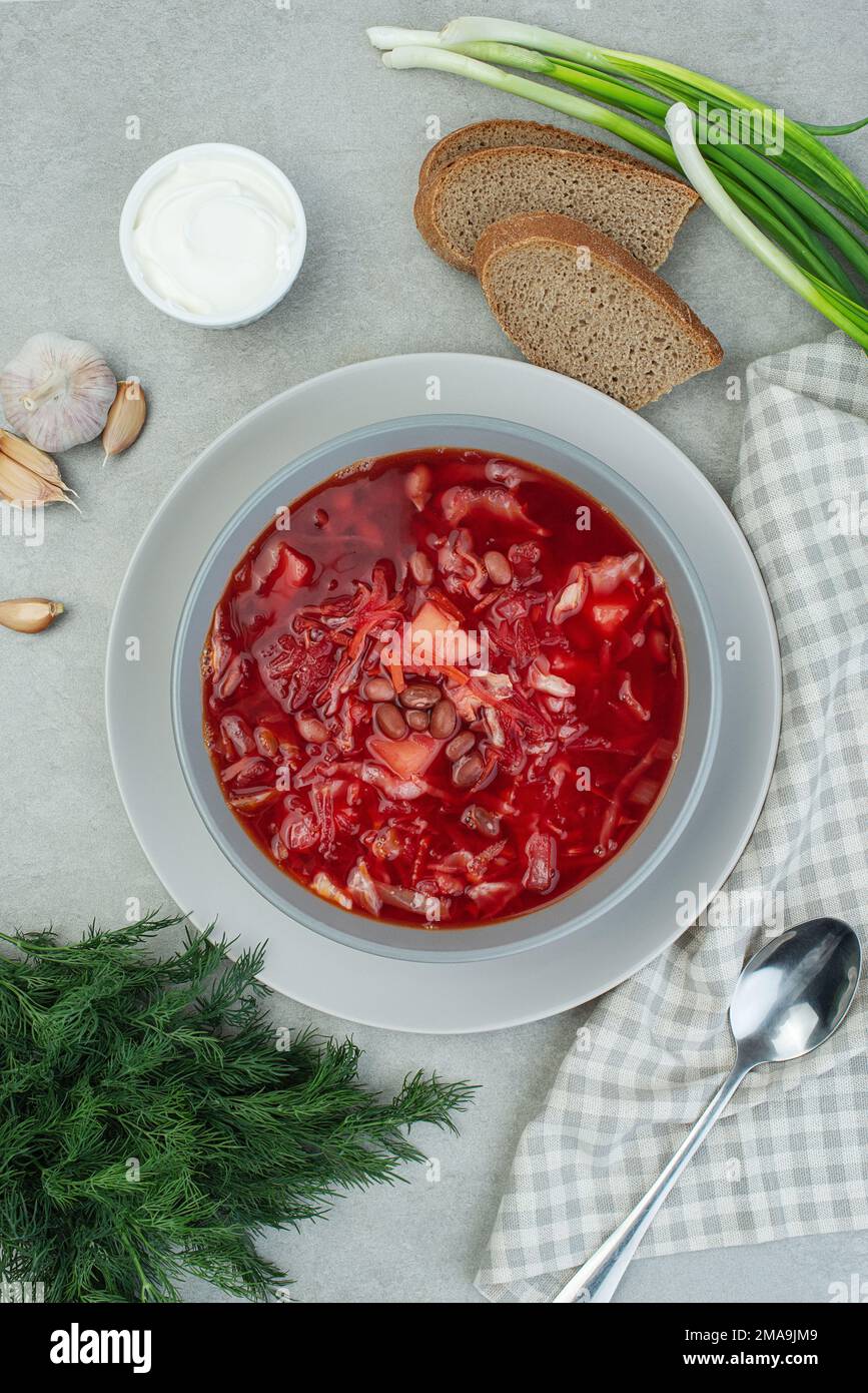 Borscht végétarien ukrainien avec haricots sur fond gris Banque D'Images