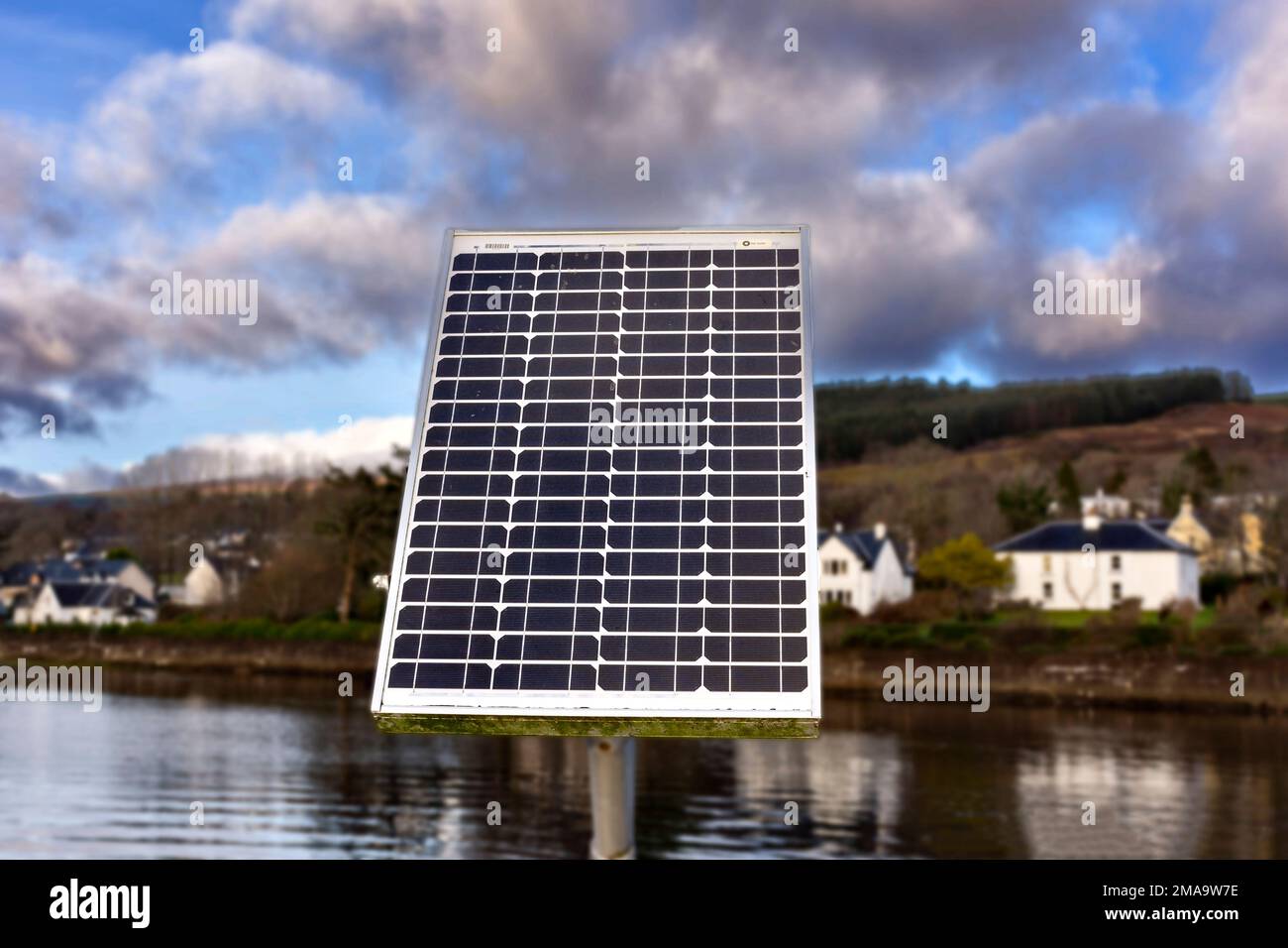 Un panneau de cellules solaires ou un module photovoltaïque (PV) près de la mer Banque D'Images