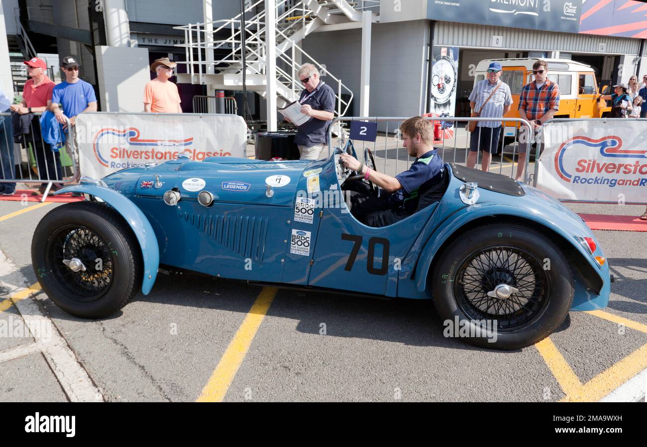 Vue latérale du bleu RAF de Gareth Burnett, 1939, Alta Sports, dans le National Paddock, au Silverstone Classic 2022 Banque D'Images