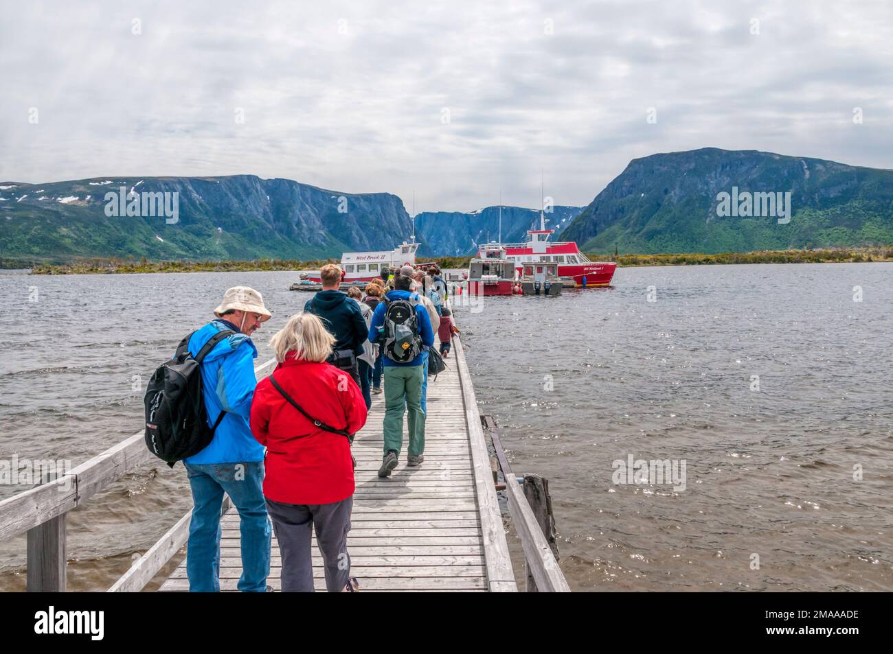 Les touristes embarquant des bateaux à Western Brook Pond pour une excursion en bateau pittoresque dans le parc national du gros-Morne, Terre-Neuve. Banque D'Images